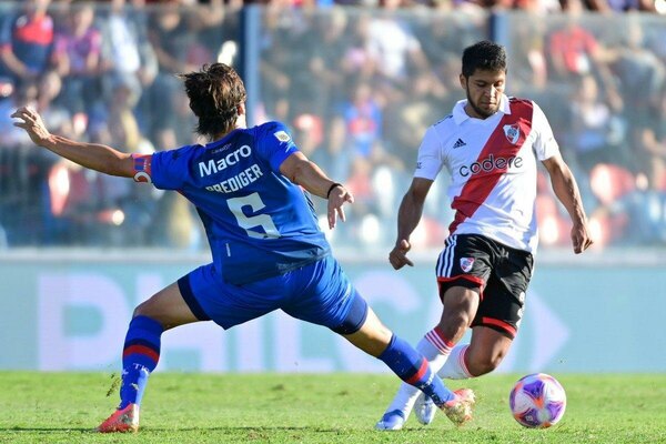 Versus / Robert Rojas vuelve a la titularidad y los hinchas de River lo llenan de elogios
