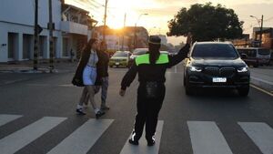 Padres "tienen 10 segundos" para bajar a sus hijos frente a colegios 