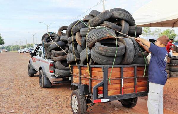Recolectan cubiertas en Luque •