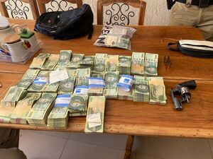 Detienen a dos personas e incautan casi 300 millones de guaraníes