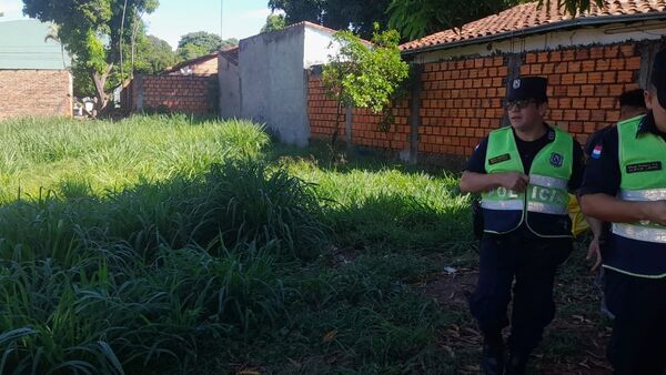 Tiraron una beba recién nacida en un patio baldío