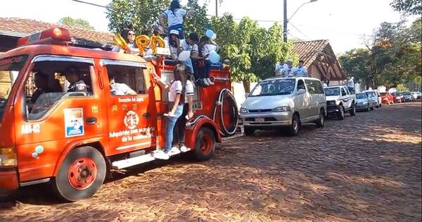 La Nación / UPD diferente: estudiantes de Misiones llevaron alegría a hogar de ancianos y donaciones a bomberos