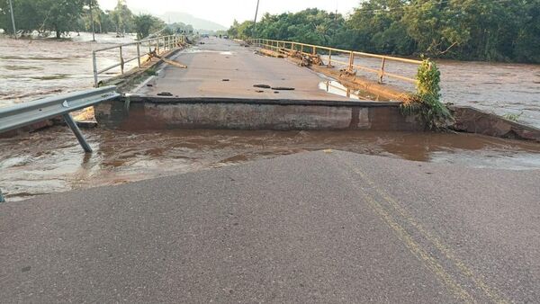 Ruta asfáltica en Concepción fue destrozada tras desborde del rio Aquidabán
