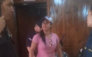 Mujer fue a denunciar a su ex por violencia doméstica, su hijo le desmintió y ella lo golpeó - Noticiero Paraguay