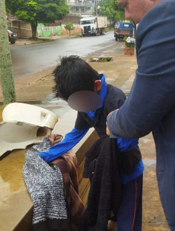 CODENI rescató a un nativo de 11 años durmiendo en una plaza del barrio Guaraní - Radio Imperio