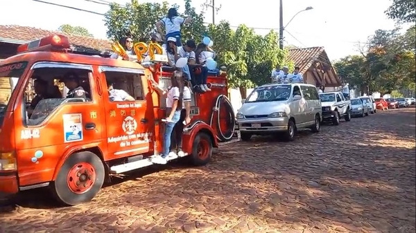 UPD diferente: estudiantes llevaron alegría a hogar de ancianos y donaciones a bomberos
