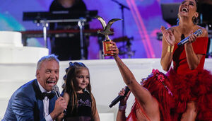 Diario HOY | Karol G regaló su Gaviota de oro a una niña