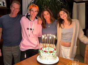 Cindy Crawford celebró sus 57 años rodeada de su familia - Gente - ABC Color