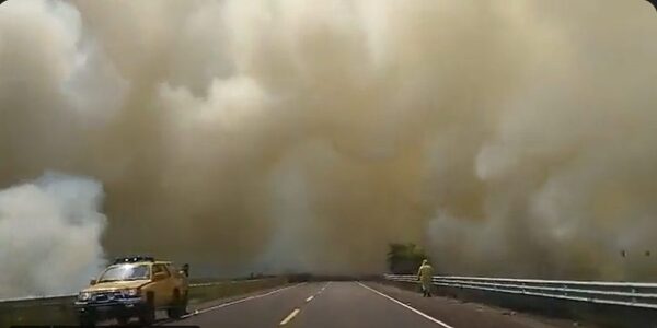 Incendio de grandes proporciones en Misiones, los bomberos están superados - La Tribuna