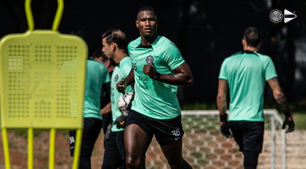 El colombiano Jhohan Romaña se sumó a los entrenamientos