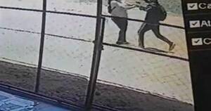 La Nación / Motochorros fuertemente armados asaltaron a mujer en pleno mediodía en San Antonio