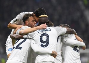 Versus / Nápoli golpea primero en Frankfurt y pone un pie en cuartos de la Champions League