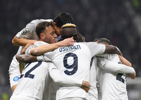 Versus / Nápoli golpea primero en Frankfurt y pone un pie en cuartos de la Champions League