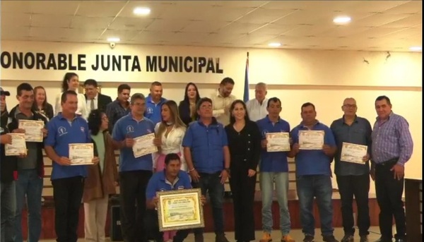 Ex combatientes pedrojuaninos de la caída de la dictadura fueron homenajeados por la Junta Municipal - Radio Imperio