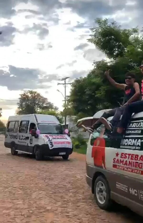 Denuncian uso indebido de vehículo de la Municipalidad de Caapucú - Política - ABC Color
