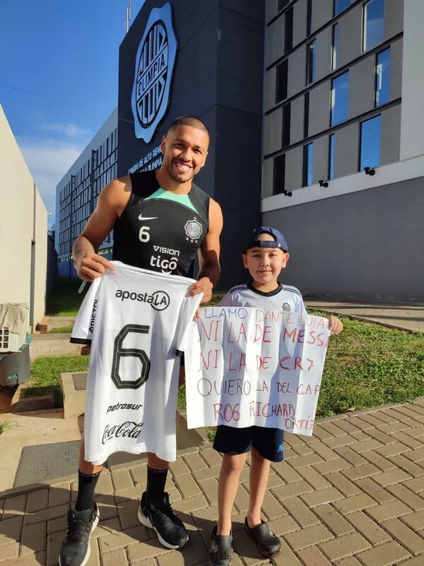 Dante cumplió su sueño y consiguió la camiseta del jugador Richard Ortiz - Nacionales - ABC Color