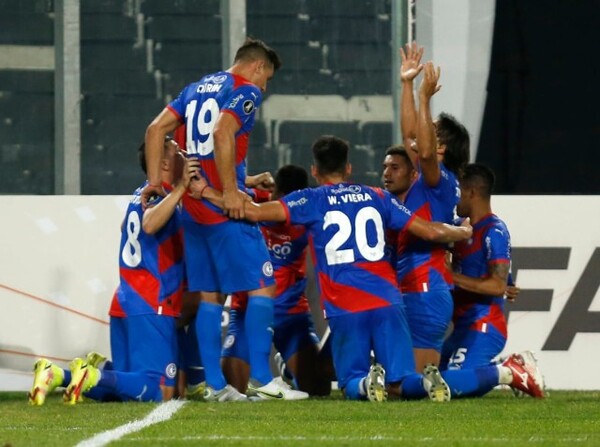 Cerro sale victorioso del Monumental de Chile - APF