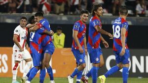 Cerro Porteño triunfa agónicamente en Santiago