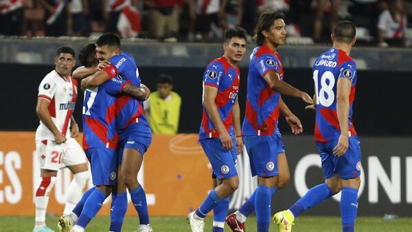 Cerro Porteño triunfa agónicamente en Santiago