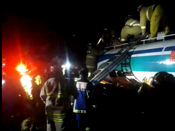 Camión cisterna volcó en Acceso Sur y rescatan a conductor que quedó atrapado - Policiales - ABC Color