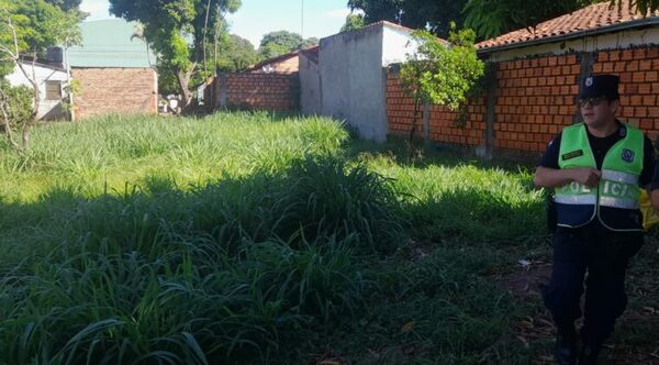 Beba arrojada a un baldío es hija de una adolescente, ordenan captura de la abuela - Noticiero Paraguay