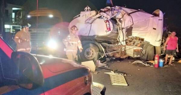 La Nación / Triple choque de camiones en Guarambaré deja un fallecido y heridos