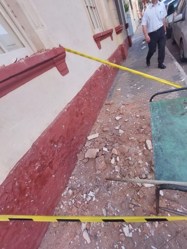 Escuela céntrica se cae a pedazos