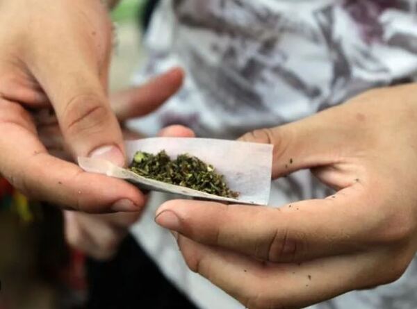 Caen cinco personas con 71 gramos de marihuana - La Clave