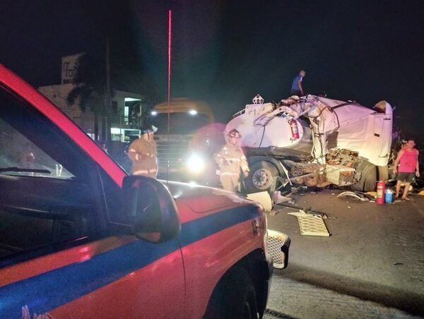 Chofer muere tras colisión frontal de camiones en Guarambaré