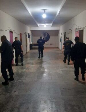 Pillan a preso del Cereso con un celular