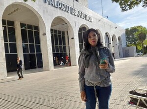 Madre de Belén Whittingslow vuelve a encadenarse exigiendo se resuelva una acción pendiente en la Corte - PDS RADIO Y TV