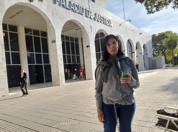Madre de Belén Whittingslow vuelve a encadenarse exigiendo se resuelva una acción pendiente en la Corte - PDS RADIO Y TV