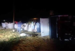Camión cargado con soja vuelca tras evitar choque con otro vehículo  - ABC en el Este - ABC Color