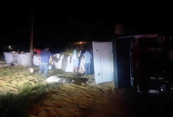 Camión cargado con soja vuelca tras evitar choque con otro vehículo - ABC en el Este - ABC Color