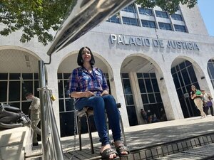 Diario HOY | Madre de Belén Whittingslow vuelve a encadenarse frente al Palacio de Justicia