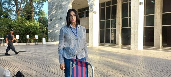 Madre de Belén Whittingslow se encadena de nuevo al Palacio de Justicia