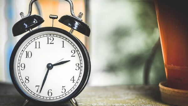 Mantener horario de verano todo el año "es un error", según senadora