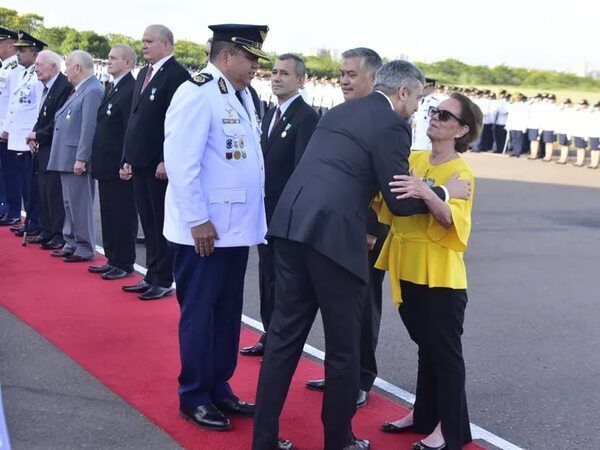 Mario Abdo entrega condecoración a su suegra  - Política - ABC Color