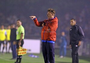 Versus / Juan José Zapag destaca el "nuevo estilo de juego" de Cerro Porteño con Facundo Sava