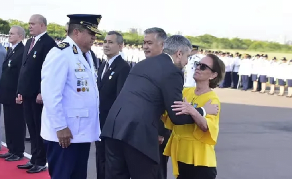 Mario Abdo entrega condecoración a su suegra - Noticiero Paraguay