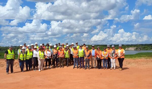 Representantes del BID supervisan componente socioambiental del nuevo Barrio Tacumbú - Revista PLUS