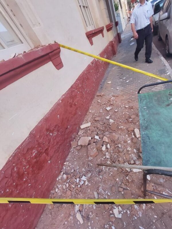 Escuela céntrica de Asunción se cae a pedazos