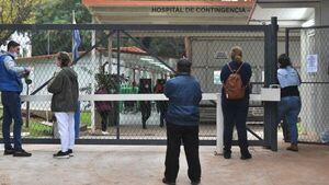 Espina de pescado queda atorada en la garganta de una bebé