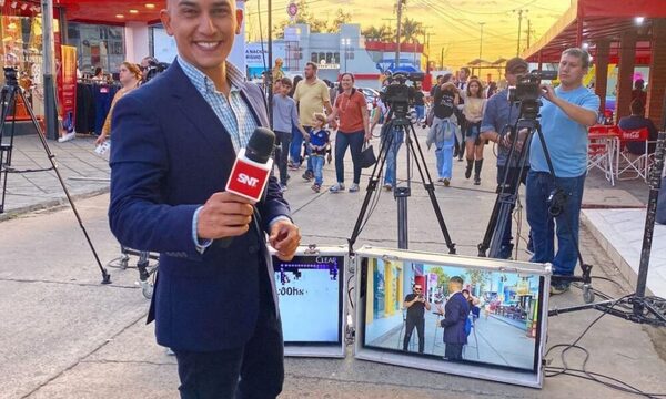 (VIDEO)Cronista de tv emocionó hasta las lagrimas a estudiantes