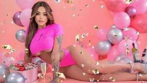 Celebra su cumple como una sensual muñequita
