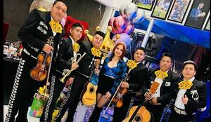 [GALERÍA] Otro pelotero romántico regaló mariachis a su doña