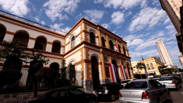 Economista afirma que antes de aumentar impuestos, se debe cobrar lo que se evade - El Independiente