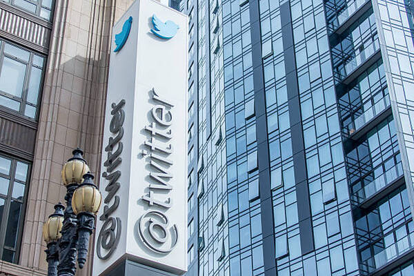 El Tribunal Supremo de EEUU examina la responsabilidad de Twitter en ataques terroristas - Revista PLUS