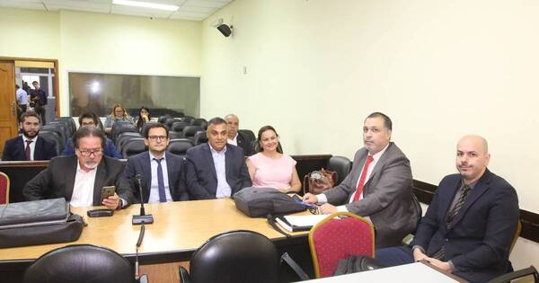 La Nación / Exfiscal general recusó al tribunal de sentencia y logró suspender inicio de juicio oral y público