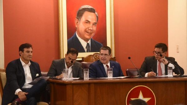 ANR designa a dos tesoreros ante los entes financieros tras sanción a Cartes